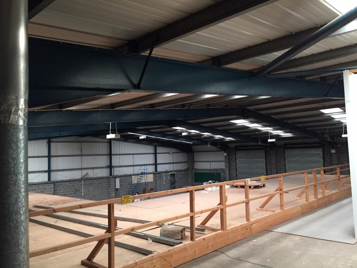 100 ft x 95 ft x 18 ft (30.5m x 29m x 5.5m) Used Steel Building