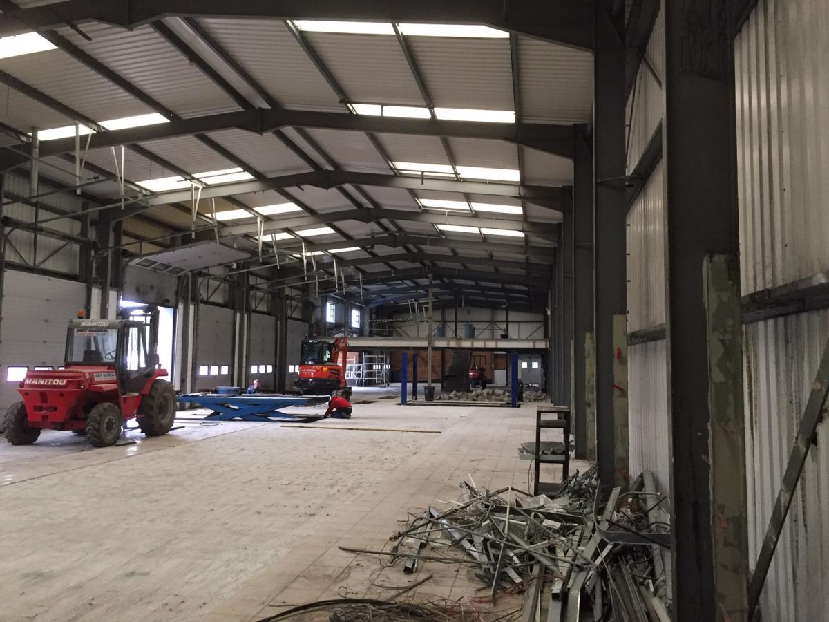 195 ft x 47 ft x 20 ft (59.5m x 14.3m x 6.1m) Used Steel Building