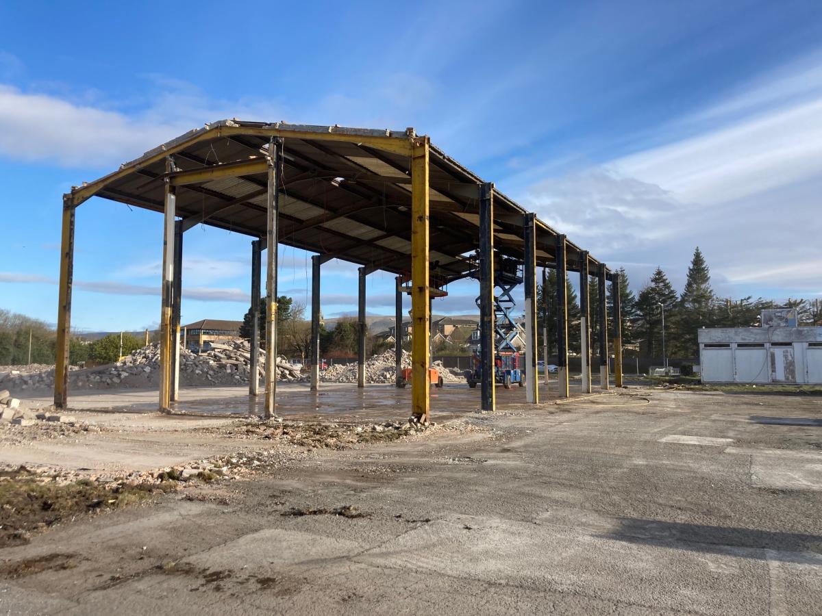90 ft x 42 ft x 21 ft (27.4m x 12.9m x 6.4m) Used Steel Building