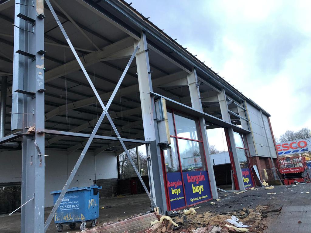 88 ft x 75 ft x 23 ft (27m x 22.9m x 6.9m) Used Steel Building